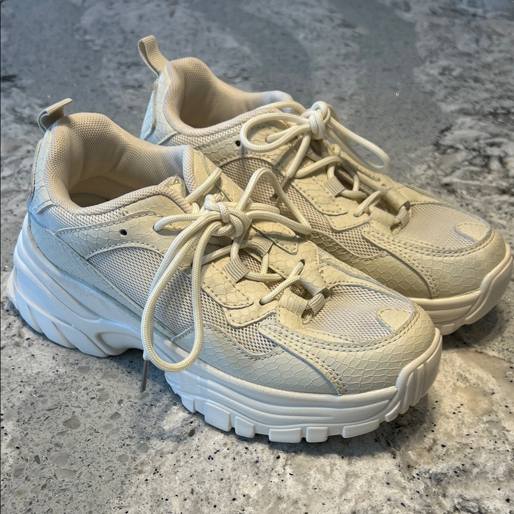 NEW BERNESS Women's Cream Crocodile Cream Athletic Shoes Size 6